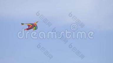 空中多种颜色的风筝在蓝天、大风、背景、复制空间中飞翔