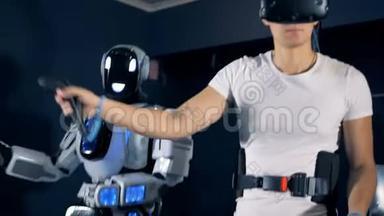 一个穿着<strong>VR</strong>眼镜的<strong>玩</strong>家和一个机器人移动的手臂，特写。