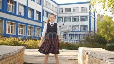 穿着校服的少女在学校<strong>门口</strong>的街道上跳舞。