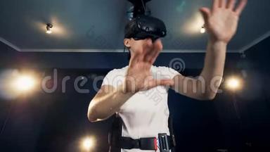 玩家摘下VR眼镜.. 机器人VR控制论游戏系统。