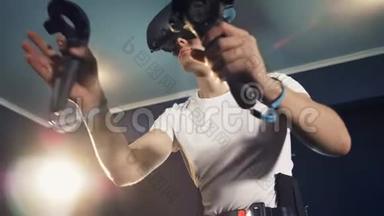 一个人在游戏室里戴VR设备。 机器人VR控制论游戏系统。