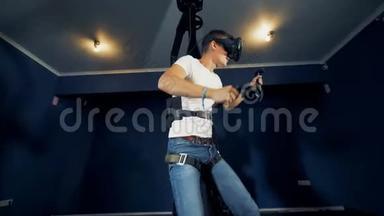 人一边跑一边玩VR游戏.. 虚拟现实中玩游戏的VR360耳机虚拟现实系统..