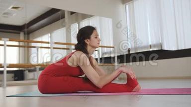 在大厅里坐在垫子上做瑜伽的女人。 女人做瑜伽练习。