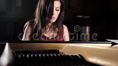 年轻悲伤的迪什卡伊格拉特在钢琴，钢琴。 弦琴