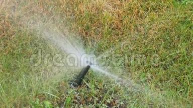 洒水车在园区<strong>浇水</strong>，<strong>草坪</strong>洒水.. 灌溉系统