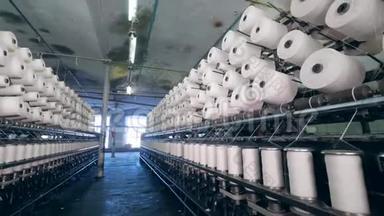 现代纺织厂。 有大量旋转缝纫卷筒的工业单位