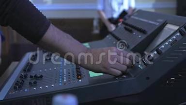 DJ控制音乐控制台和夜总会的彩灯。DJ混音播放器和迪斯科派对的声音控制台。唱片主持人