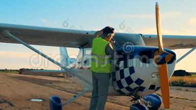 人类用特殊的棍子检查飞机上的发动机油位。