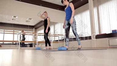 健身和健美<strong>操</strong>器材.. 平衡训练。 在健身中心和爬楼梯的妇女一起上<strong>有氧</strong>运动课