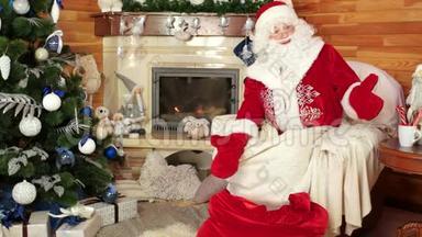 带礼物的圣诞老人包装袋，给听话的孩子的圣诞礼物，带壁炉的房间