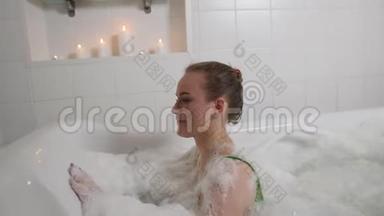 温泉沙龙的美女洗个热泡泡浴。 热水按摩浴缸。