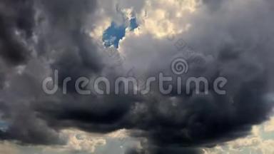 时光流逝，<strong>深蓝色</strong>的<strong>天空</strong>，奔跑着灰色的雷云，雨云。 太阳的稀有光线穿过