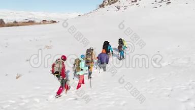 一群登山者悬挂着一种特殊的弹药，克服了躺在一座大山前的大雪堆