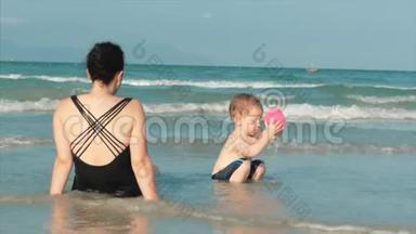 快乐和无忧无虑的母子在<strong>海边玩耍</strong>，晒日光浴，游泳。 儿童和成人在热带海域<strong>玩耍</strong>