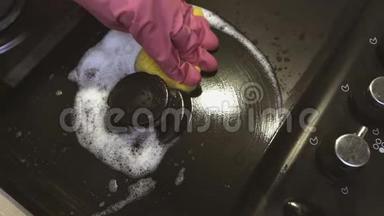 女人手在厨房洗<strong>煤气灶</strong>，海绵用泡沫清洁剂特写