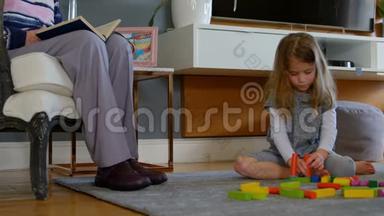 女孩在客厅玩积木4k