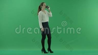 女商人正在喝一杯咖啡或茶。她穿正装：白衬衫和<strong>黑裙子</strong>。女商人