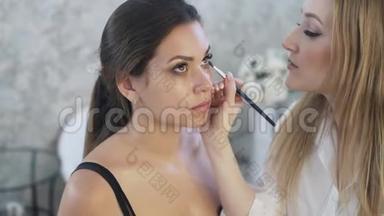化妆师`的工作理念，化妆.. 特写化妆仔细画眼线