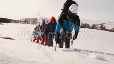 尽管天气寒冷，友好的旅行团队仍在雪地中艰难前行