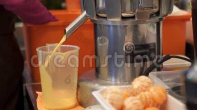 <strong>榨汁</strong>机装置是制作鲜橙果汁