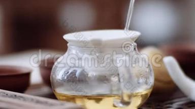 茶叶通过筛子倒入水壶，然后筛去。 茶道仪式