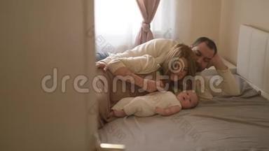 一家人<strong>爸爸妈妈</strong>和女儿躺在床上