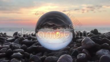 环形<strong>摄影</strong>水晶球在海滩<strong>石头</strong>日落，美妙的景观