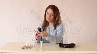 糖尿病女孩在家用<strong>血糖仪</strong>检查<strong>血糖</strong>水平。