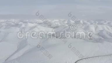 冬季山谷蓬松的雪顶的俯视图
