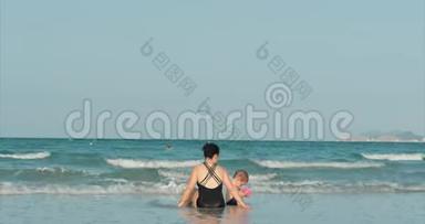 快乐和无忧无虑的母子在海边玩耍，晒日光浴，<strong>游泳</strong>。 <strong>儿童</strong>和成人在热带海域玩耍