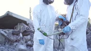 描绘了两名穿着防护服和口罩的科学家和一名辐射监测员，步行测量辐射