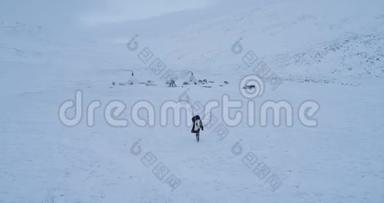鸟瞰西伯利亚生活在我的<strong>蒙古包</strong>营地，人穿着毛皮衣服穿过雪地。