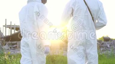 描绘了两位穿着防护服、口罩和<strong>剂量</strong>计的科学家，步行测量了辐射的背景