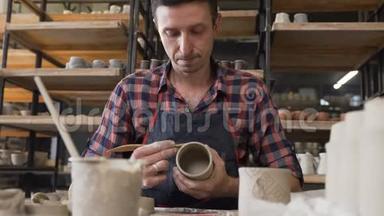高加索人在陶器中制作<strong>陶瓷花瓶</strong>。