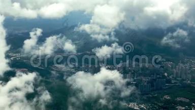 令人惊叹的空中景色，带着云彩在山上看到香港岛