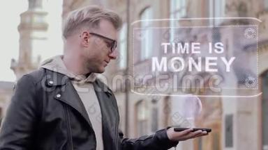 戴眼镜的聪明的年轻人展示了概念全息图时间就是金钱