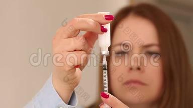 女孩在注射器中获得所需剂量的长效胰岛素