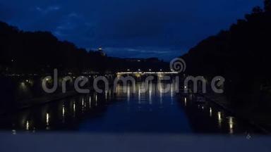 意大利罗马朱塞佩·马齐尼桥和菲<strong>乌米</strong>·特维尔河之夜