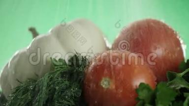 在视频中，我们看到一个白色的南瓜，西红柿和绿色，水从一个喷射的顶部开始倾泻，然后停止