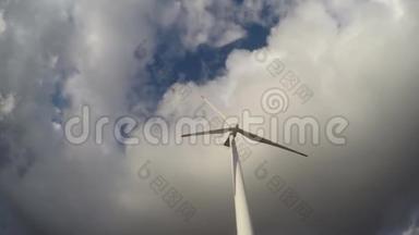 风力涡轮机和云层移动