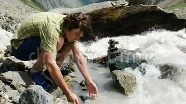一位游客从近山河的掌心喝水