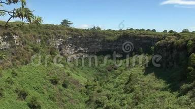 加拉帕戈斯圣克鲁斯岛的洛斯吉美洛斯天坑的开阔视野
