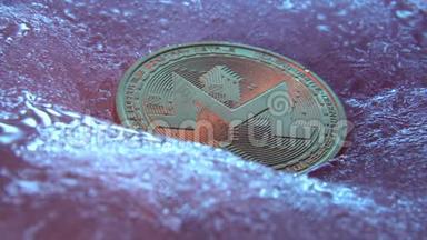 金色Monero币，在线数字货币冻结在蓝冰中.. 区块链概念，密码市场崩盘.. 冷冻密码