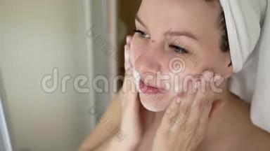 女人在浴室用泡沫<strong>洗脸</strong>