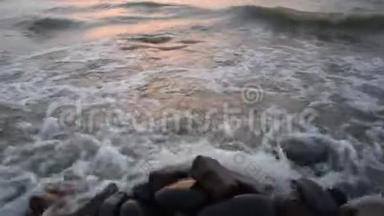 波浪在海上撞击岩石
