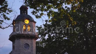 日落和老钟塔在市中心的瓦尔纳，保加利亚。 <strong>城市地标</strong>