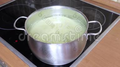 意大利意面意大利面条在平底锅中，开水放在感应玻璃陶瓷炉顶上，准备或烹饪食物