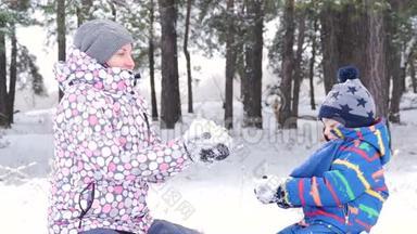 <strong>妈妈</strong>和小男孩坐在大雪上玩，把雪扔上去。 快乐的<strong>妈妈</strong>和<strong>宝宝</strong>正在休息