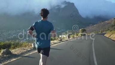 在山路上奔跑的男运动员的后景