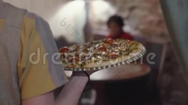 服务员端着美味可口的圆形奶酪披萨给顾客